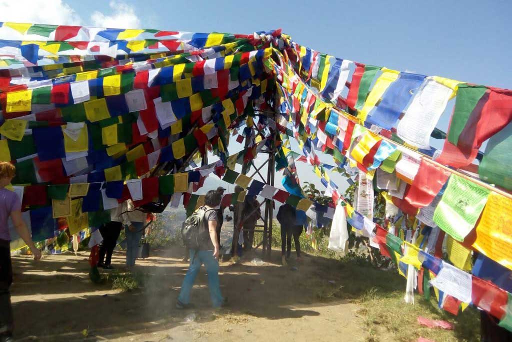 prayer-flags-on-manaslu-trail